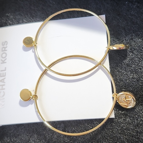 NWT MICHAEL KORS LOGO GOLD TONE LARGE HOOP EARRINGS - Picture 3 of 5